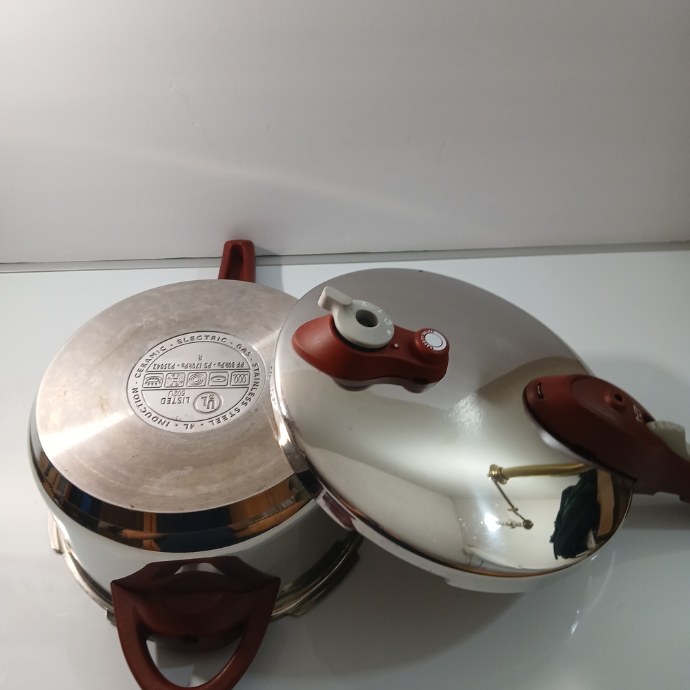 Silver and Red Pressure Cooker 4L - Picture 15 of 15